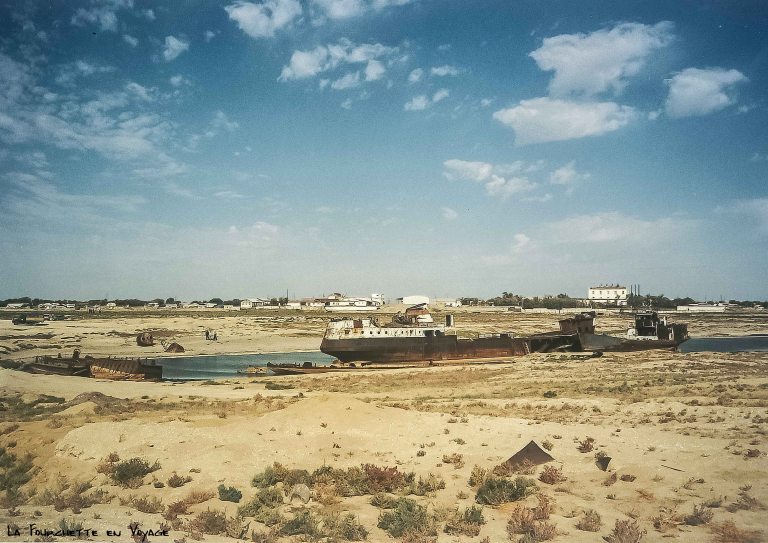 Bateau abandonné Mer d'Aral 1