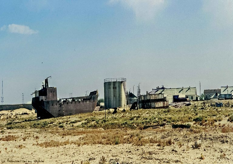 Cargo abandonné sur le sable  du  désert en Mer d'Aral 1